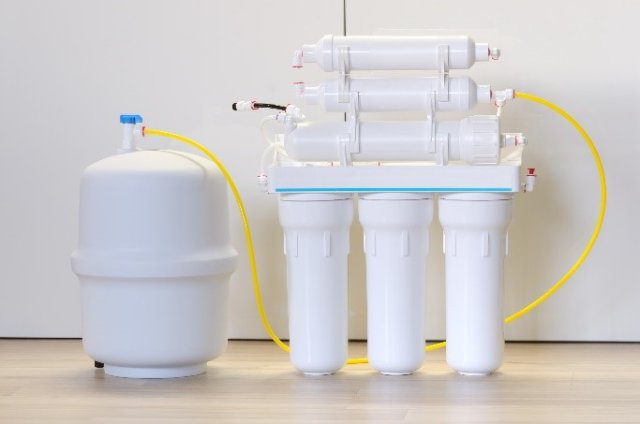 Low-cost five-stage under-sink reverse osmosis system with storage tank